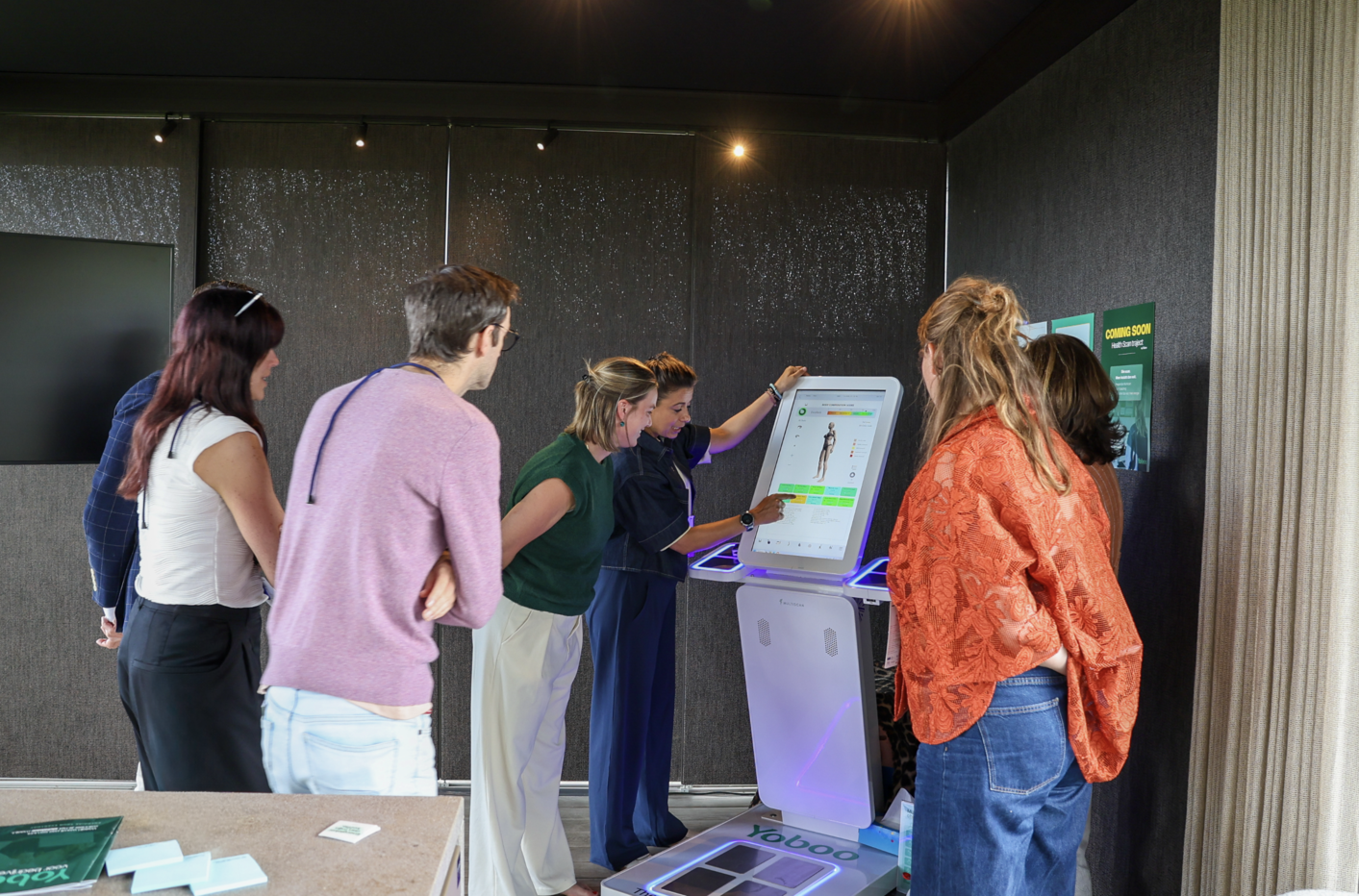 People standing on the multiscan and a coach explaining the rapport