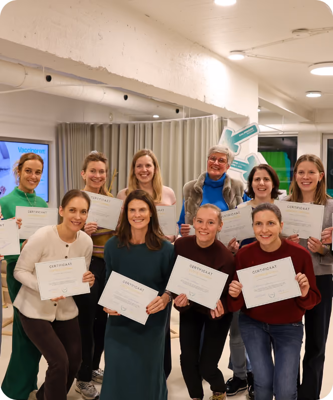 Apothekers met hun certificaat na de Yoboo-opleiding