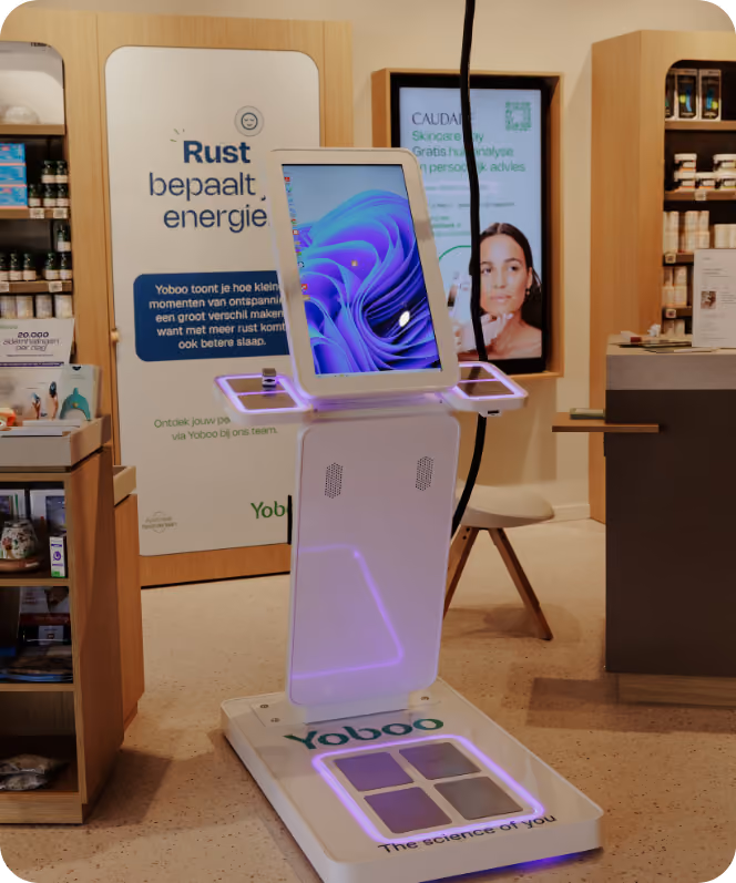 Apotheker coacht een klant met laptop