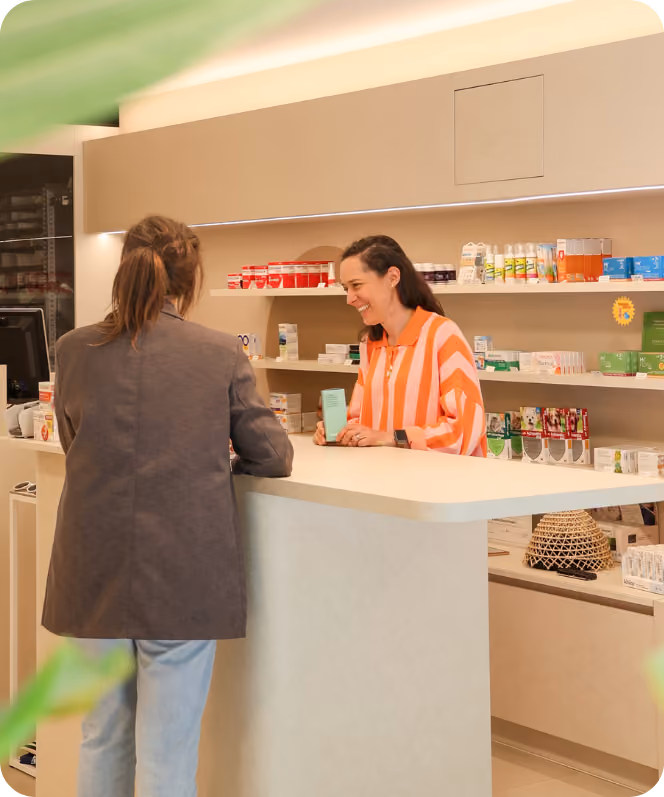Een apotheker helpt een klant aan de toonbank
