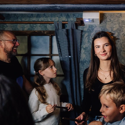 Große Gruppe von 10 Personen beim gemeinsamen Teamevent in den weitläufigen Escape Rooms von EXIT Berlin im Admiralspalast.