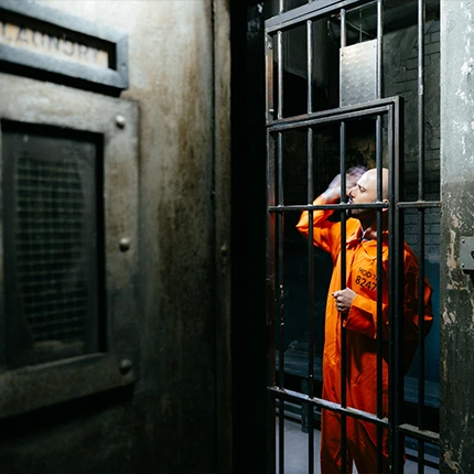 Authentische Gefängniszelle bei EXIT Berlin für ein spannendes Prison-Break-Escape-Game mit Gittern und Stockbetten.