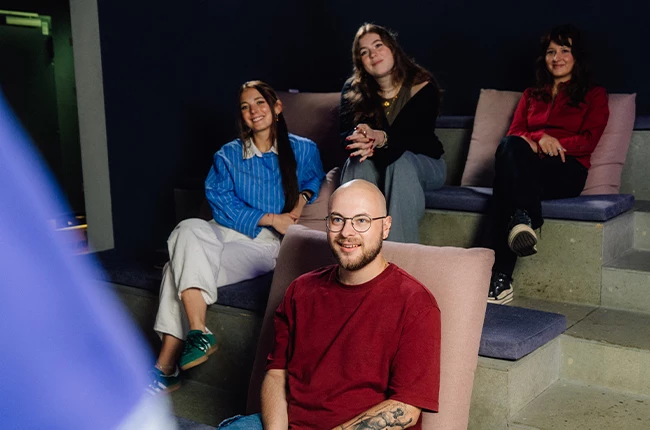 Kollegen feiern ein erfolgreiches Teamevent bei EXIT Berlin im Admiralspalast nach dem Lösen eines gemeinsamen Escape-Game-Abenteuers.