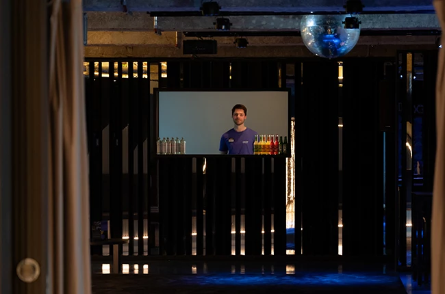 Freunde planen ihr perfektes Wochenende in Berlin vor dem Eingang von EXIT Berlin im historischen Admiralspalast.