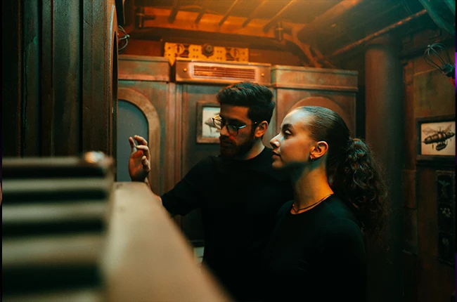 Große Schülergruppe bei EXIT® Berlin im Admiralspalast: Gemeinsames Erlebnis in den Escape Rooms als Highlight der Klassenfahrt nach Berlin.