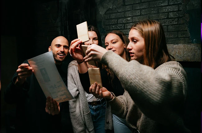 Zwei Teams treten im Battle-Modus von EXIT Berlin gegeneinander an, um dieselbe Mission in identischen Räumen zeitgleich zu lösen.