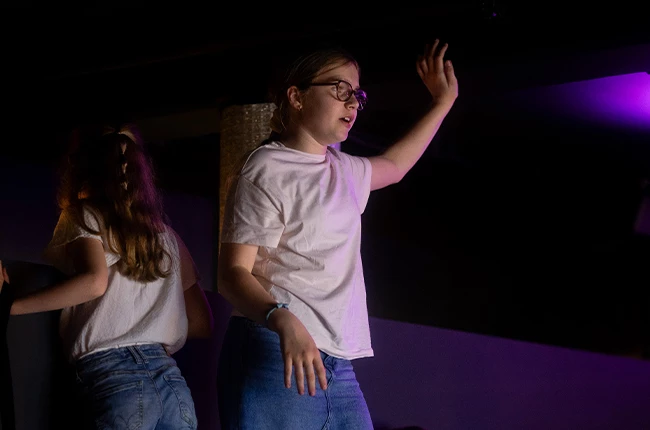 Glückliche Kinder lösen gemeinsam kindgerechte Rätsel in einem speziellen Escape Room für Kinder bei EXIT Berlin im Admiralspalast.