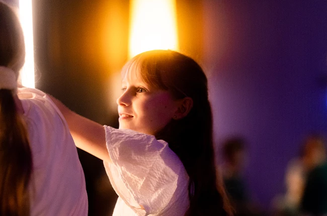 Abwechslungsreiche Aktivitäten für die Sommerferien in Berlin: Jugendliche erleben ein spannendes Outdoor-Abenteuer bei einer Stadtrallye von EXIT® Berlin.