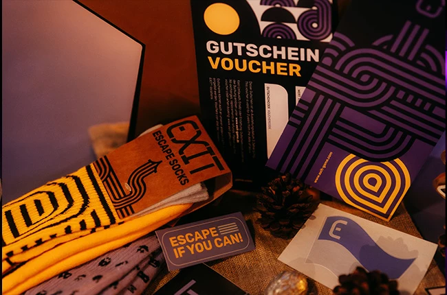 Kreative Idee zum Verpacken eines Escape Room Gutscheins von EXIT® Berlin: Eine kleine Rätselbox oder Schatztruhe als originelle Geschenkverpackung.