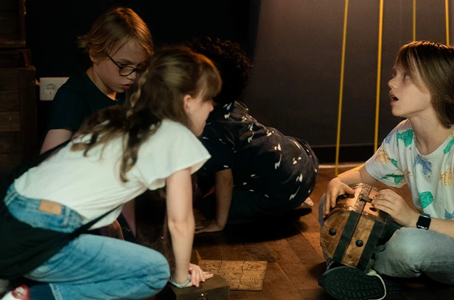 Tipps für eine gelungene Schatzsuche zum Kindergeburtstag in Berlin: Eine Schatzkarte und kleine Hinweise führen die Kinder zu ihrem Ziel.