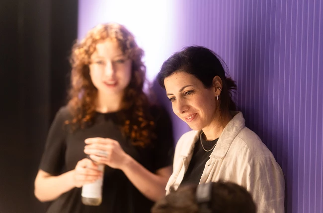 Was macht man im Escape Room? Ein Team von Freunden untersucht gemeinsam Hinweise und kombiniert Gegenstände in einem Rätselraum bei EXIT® Berlin.