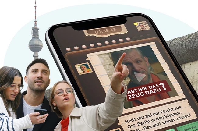 Freunde planen ihr perfektes Wochenende in Berlin vor dem Eingang von EXIT Berlin im historischen Admiralspalast.