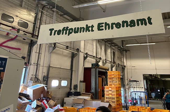 Das Team von EXIT Berlin unterstützt ehrenamtlich die Berliner Tafel beim Sortieren von Lebensmitteln für bedürftige Menschen.