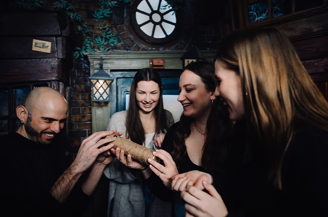 „Eine lachende Familie löst gemeinsam ein Rätsel in einem detailreich gestalteten Escape Room.“