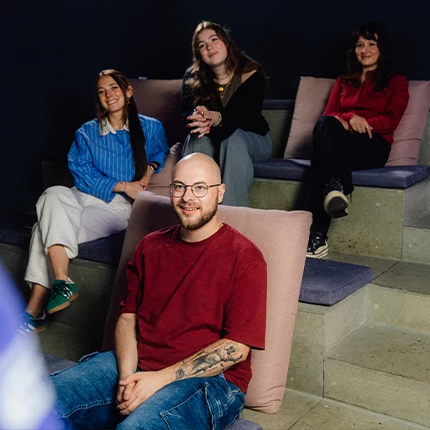 Kollegen feiern ein erfolgreiches Teamevent bei EXIT Berlin im Admiralspalast nach dem Lösen eines gemeinsamen Escape-Game-Abenteuers.