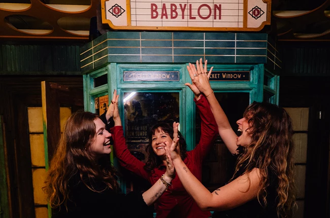 Atmosphärische Schiffskulisse in einem Berliner Escape Room als spannende Alternative zum Titanic-Szenario bei EXIT Berlin.