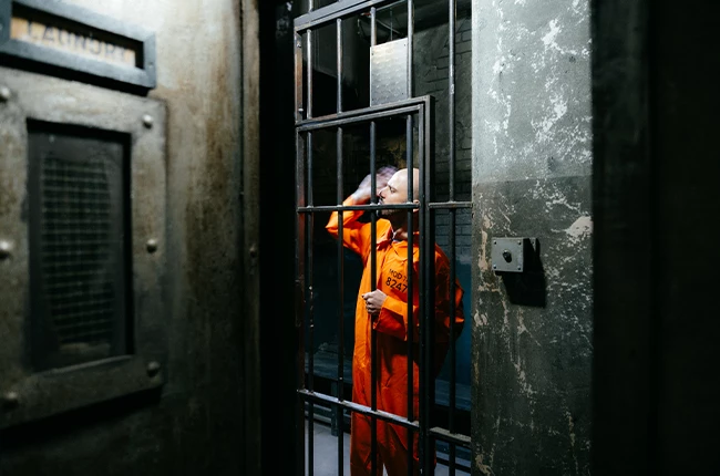 Authentische Gefängniszelle bei EXIT Berlin für ein spannendes Prison-Break-Escape-Game mit Gittern und Stockbetten.