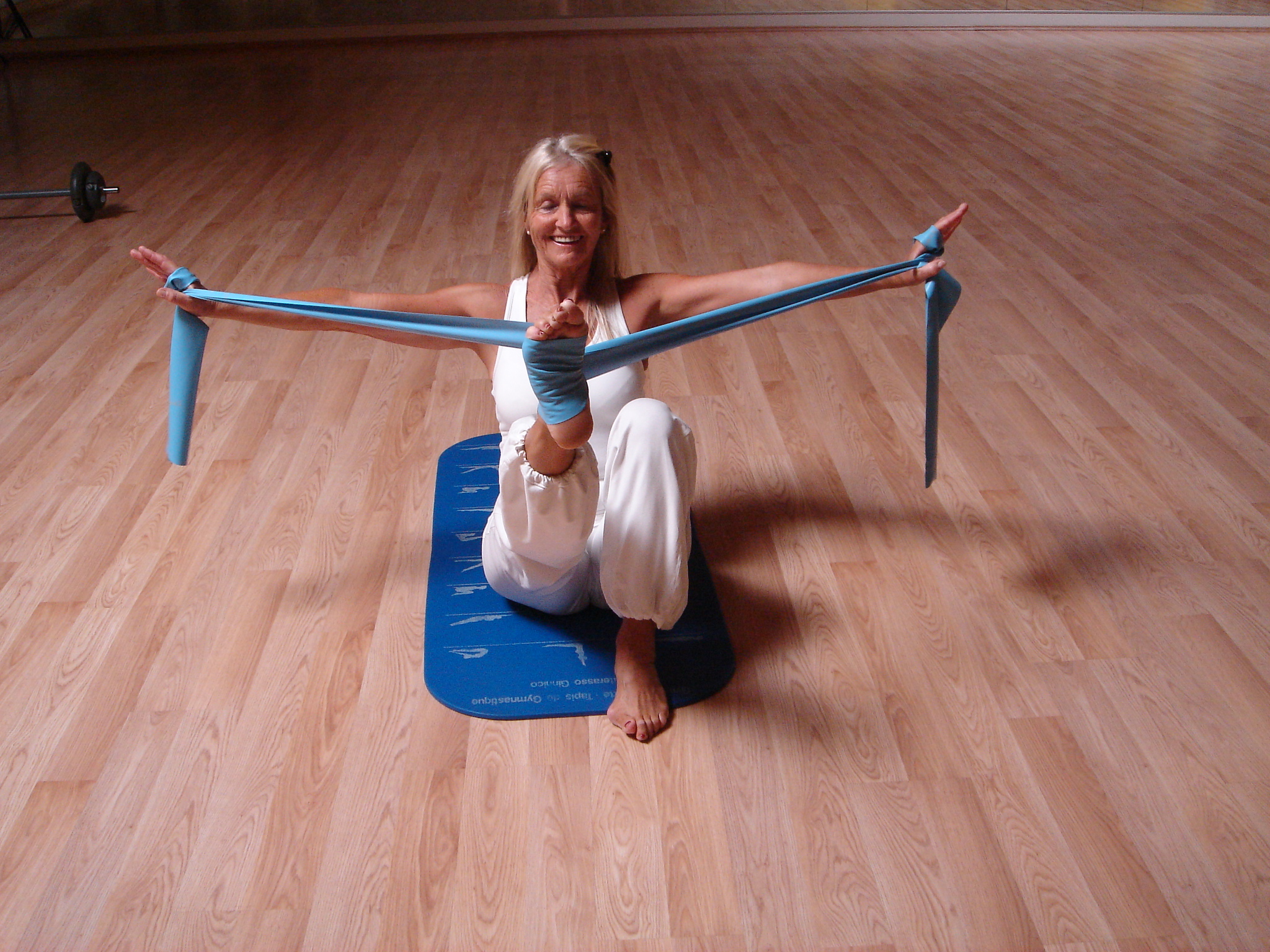 Esercizio di rieducazione posturale con elastico, dimostrato dall’insegnante della scuola