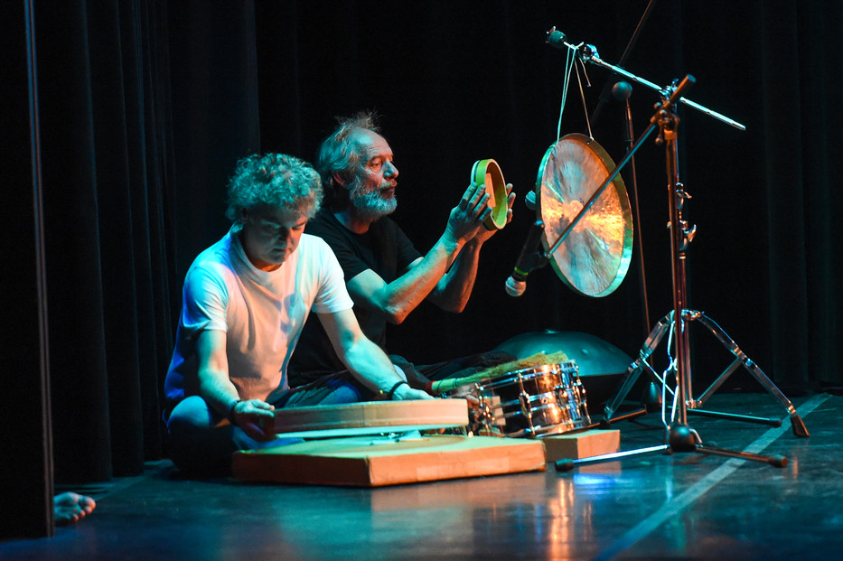 Spettacolo Oggidanza con musicisti durante esibizione teatrale