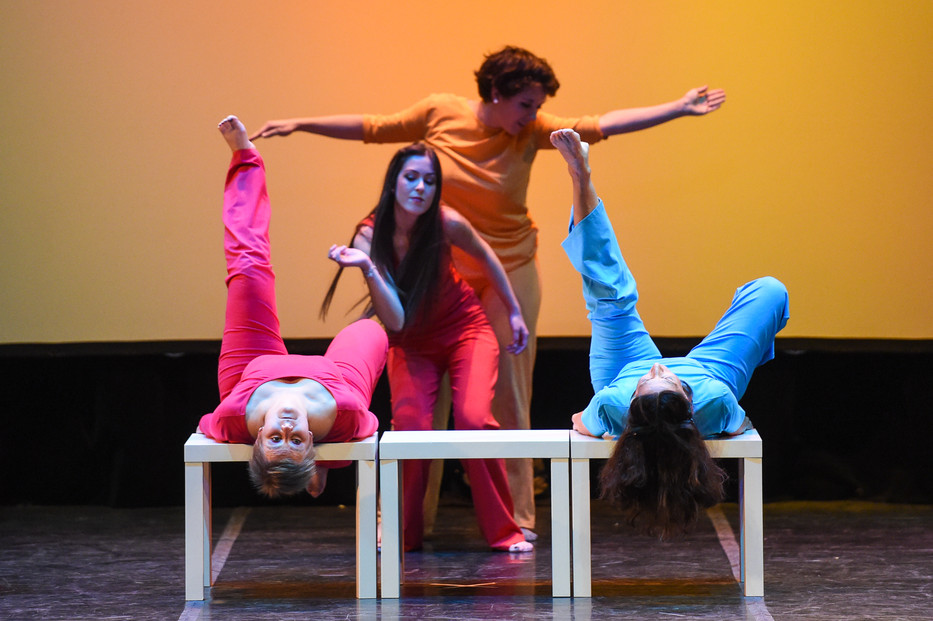Coreografia Oggidanza con cuatro danzatrici e tavoli al centro della scena