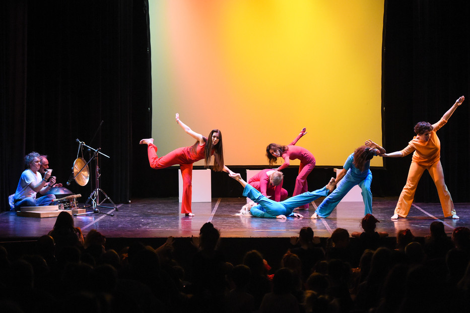 Esibizione Oggidanza con danzatrici in abiti di diversi colori sul palco scenico