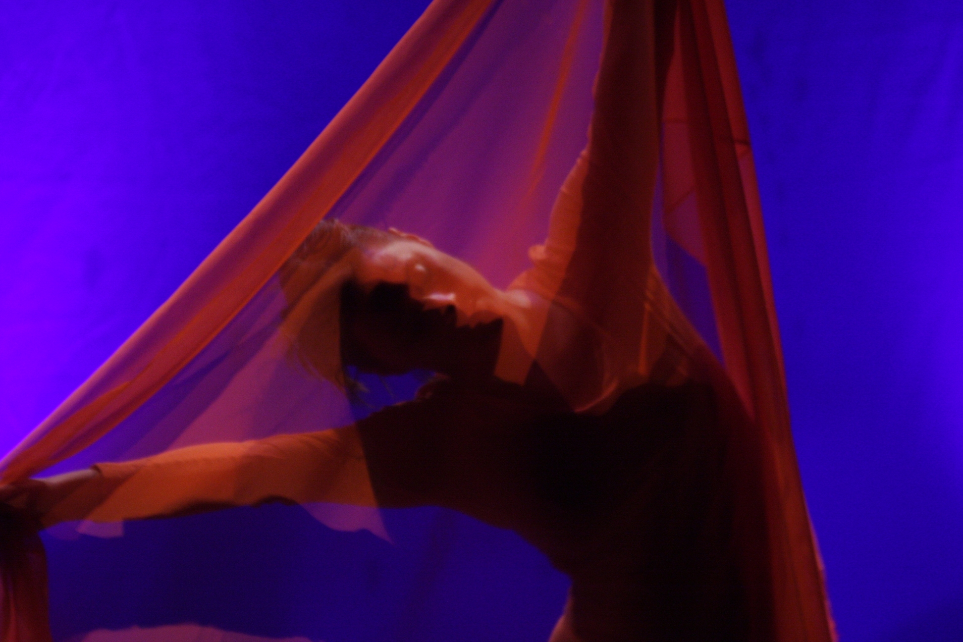 Performance di danza creativa con velo rosso sul palco