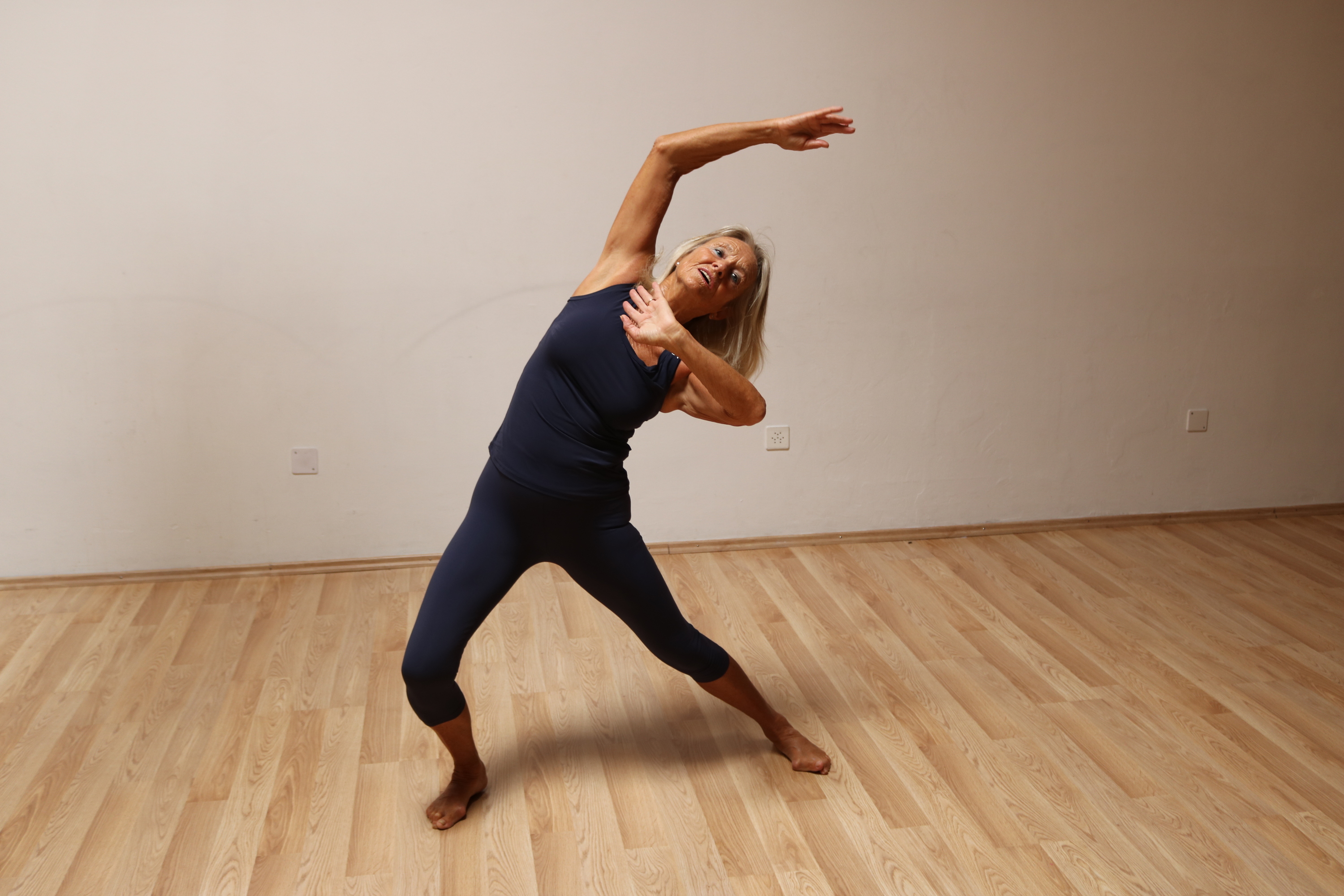 Insegnante in movimento fluido di danza creativa su parquet