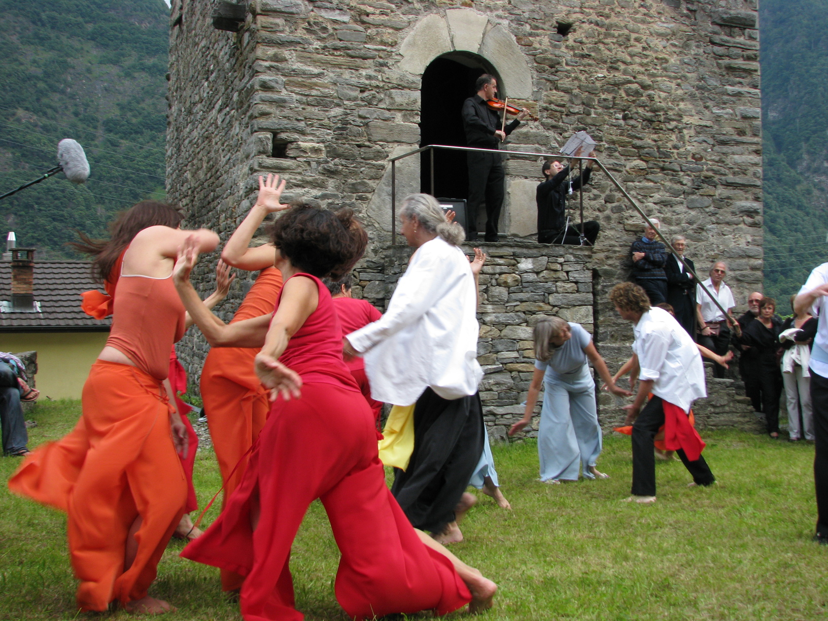 Esibizione collettiva di danza creativa davanti a una struttura in pietra