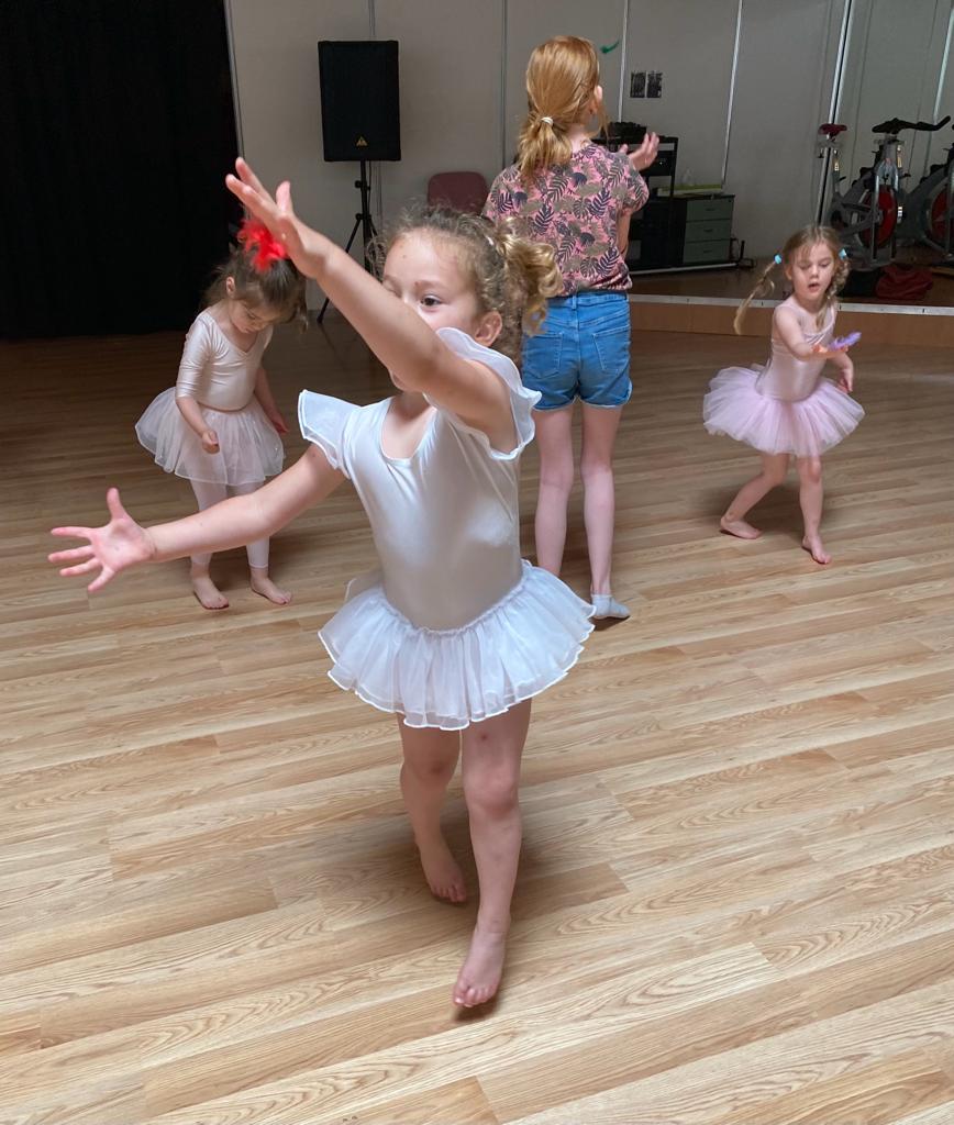Allieve in abiti di danza durante lezione in sala prova