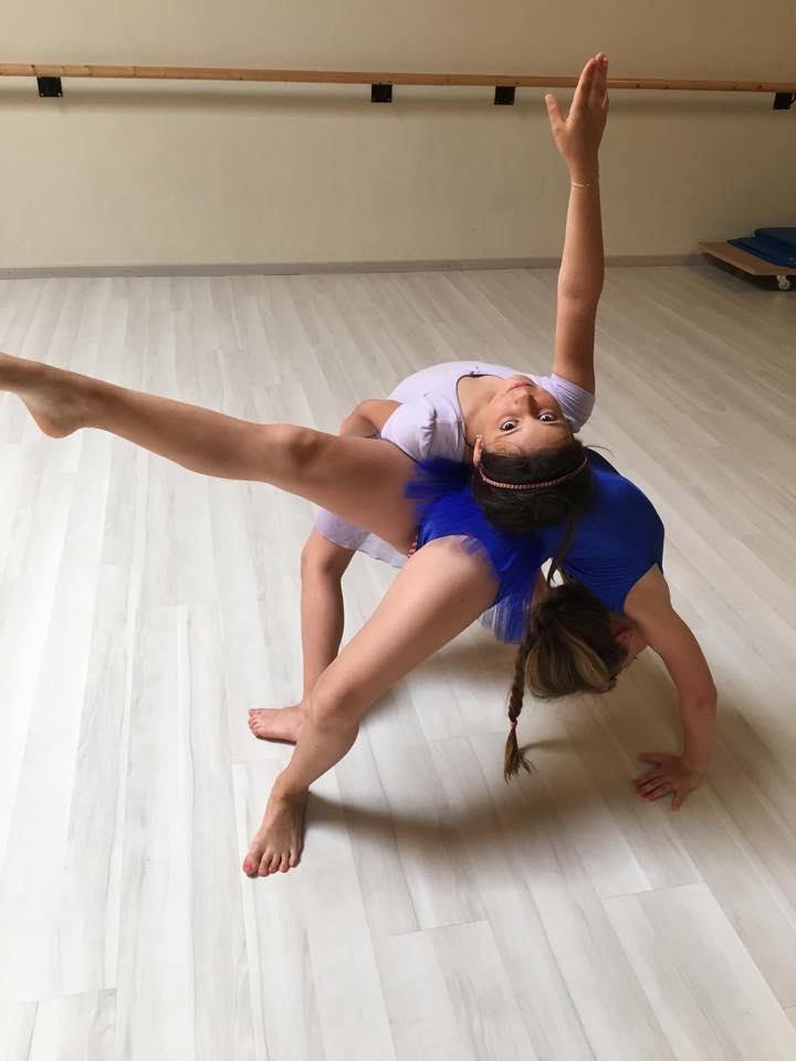 Due allieve eseguono movimento di danza a terra