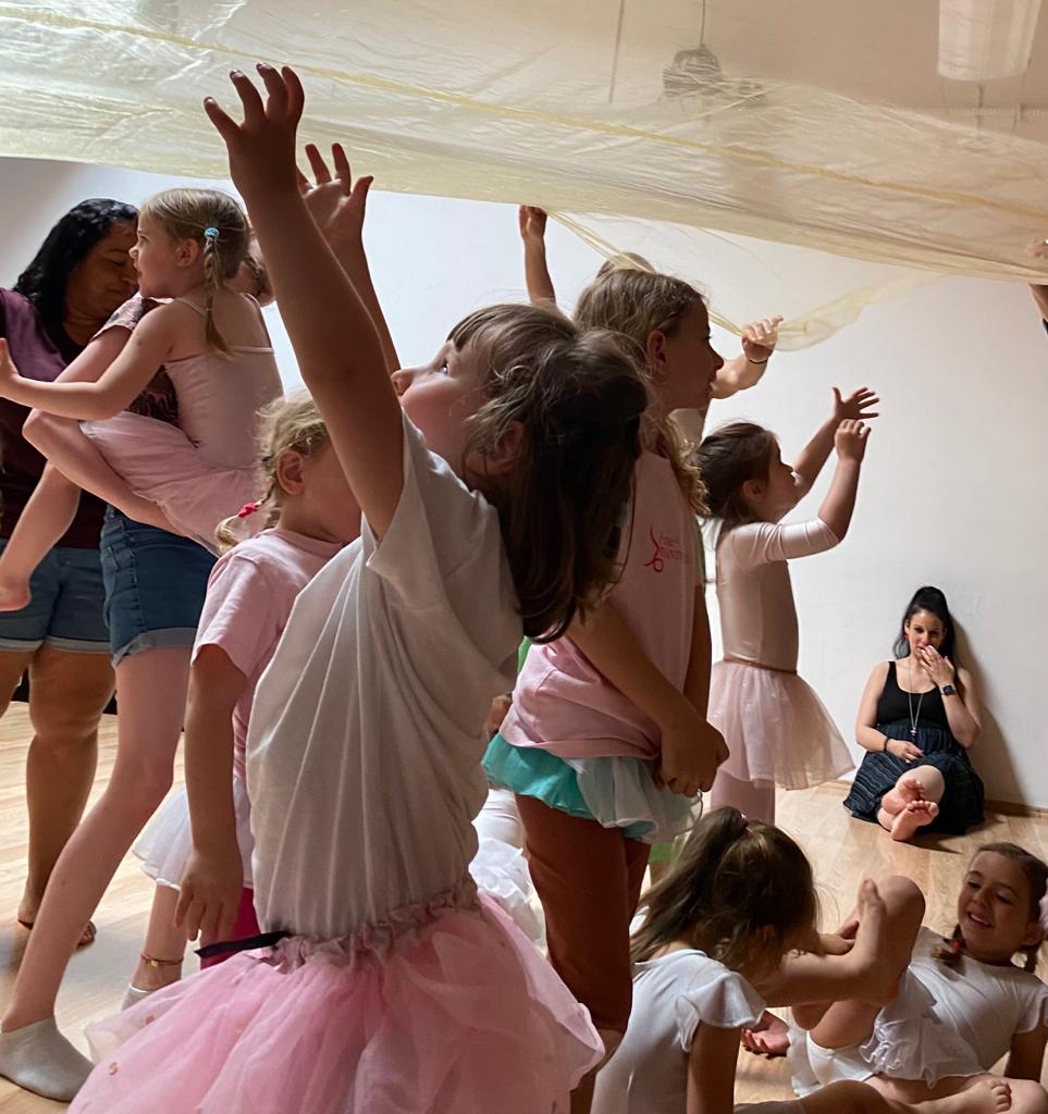 Bambine durante lezione di gym-art-dance in sala prove