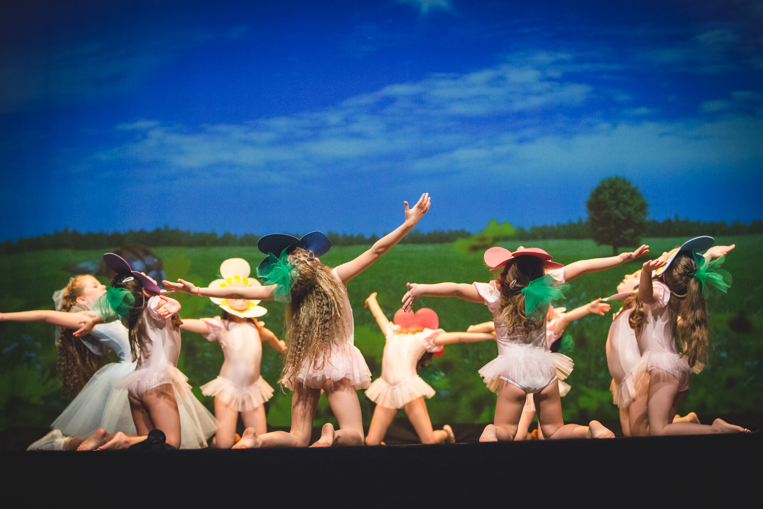 Coreografia di gruppo sul palcoscenico durante lo spettacolo di gym-art-dance