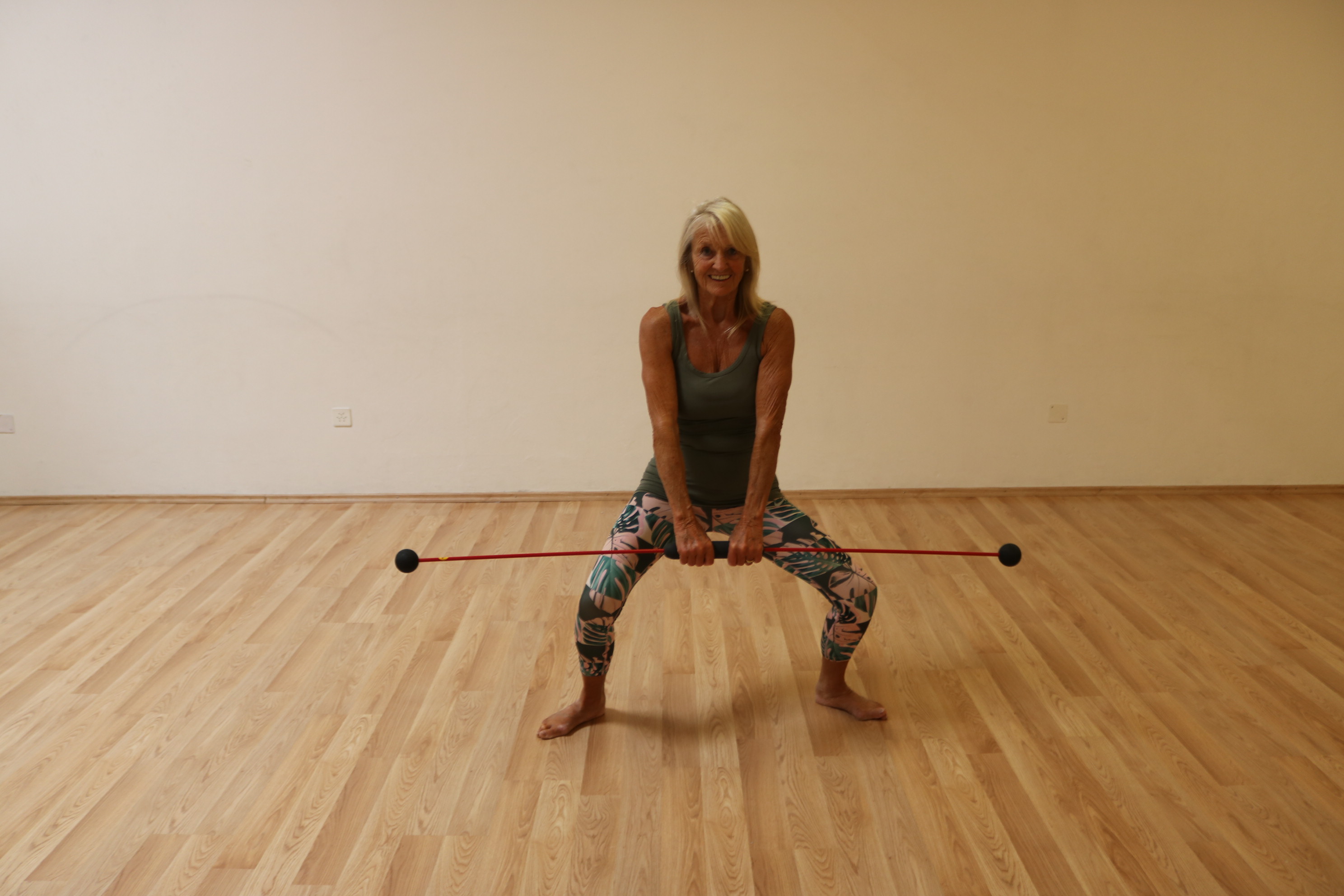 Direttrice mostra esercizio di rinforzo con bastone Staby