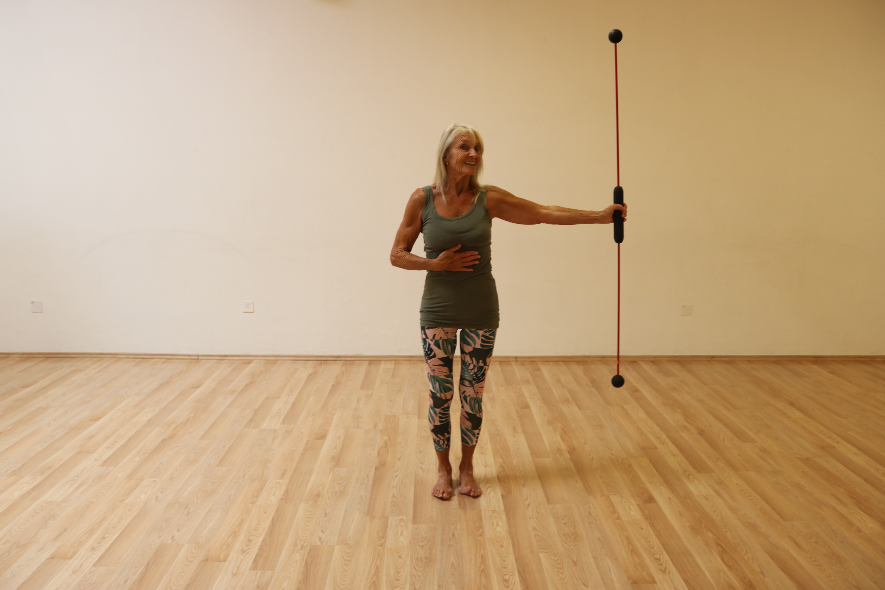 Allenamento fitness con bastone per equilibrio e postura