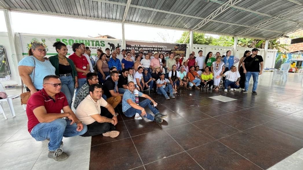 Un grupo de personas sentadas en el sueloEl contenido generado por IA puede ser incorrecto.