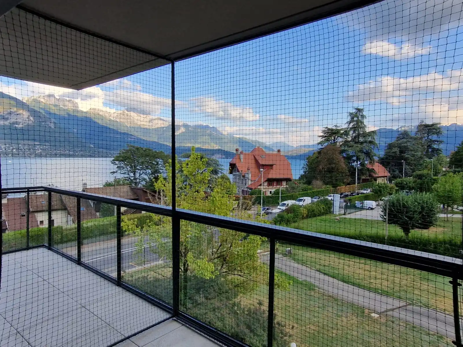 Balcon équipé d'un filet de protection pour la sécurité du chat