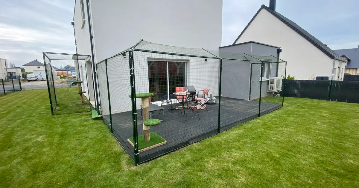 Filet de protection pour chat installé sur une terrasse spacieuse