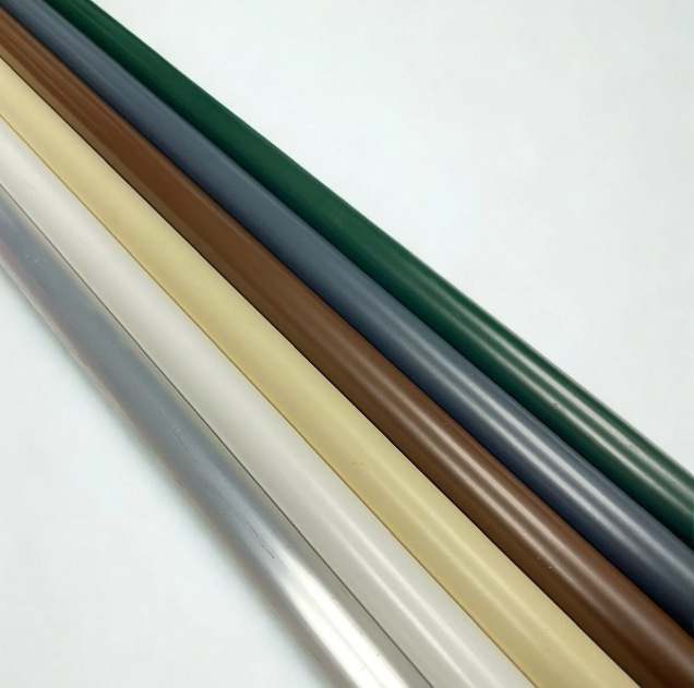 Cinq baguettes cylindriques alignées aux couleurs verte, grise, marron, beige et blanche sur fond blanc.