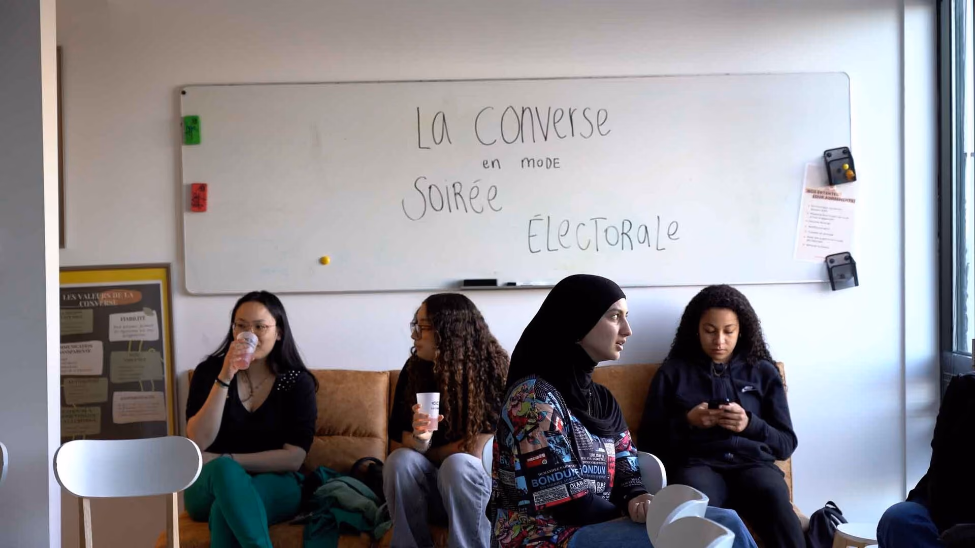 Let's talk elections in the offices of La Converse - Dialogues 
