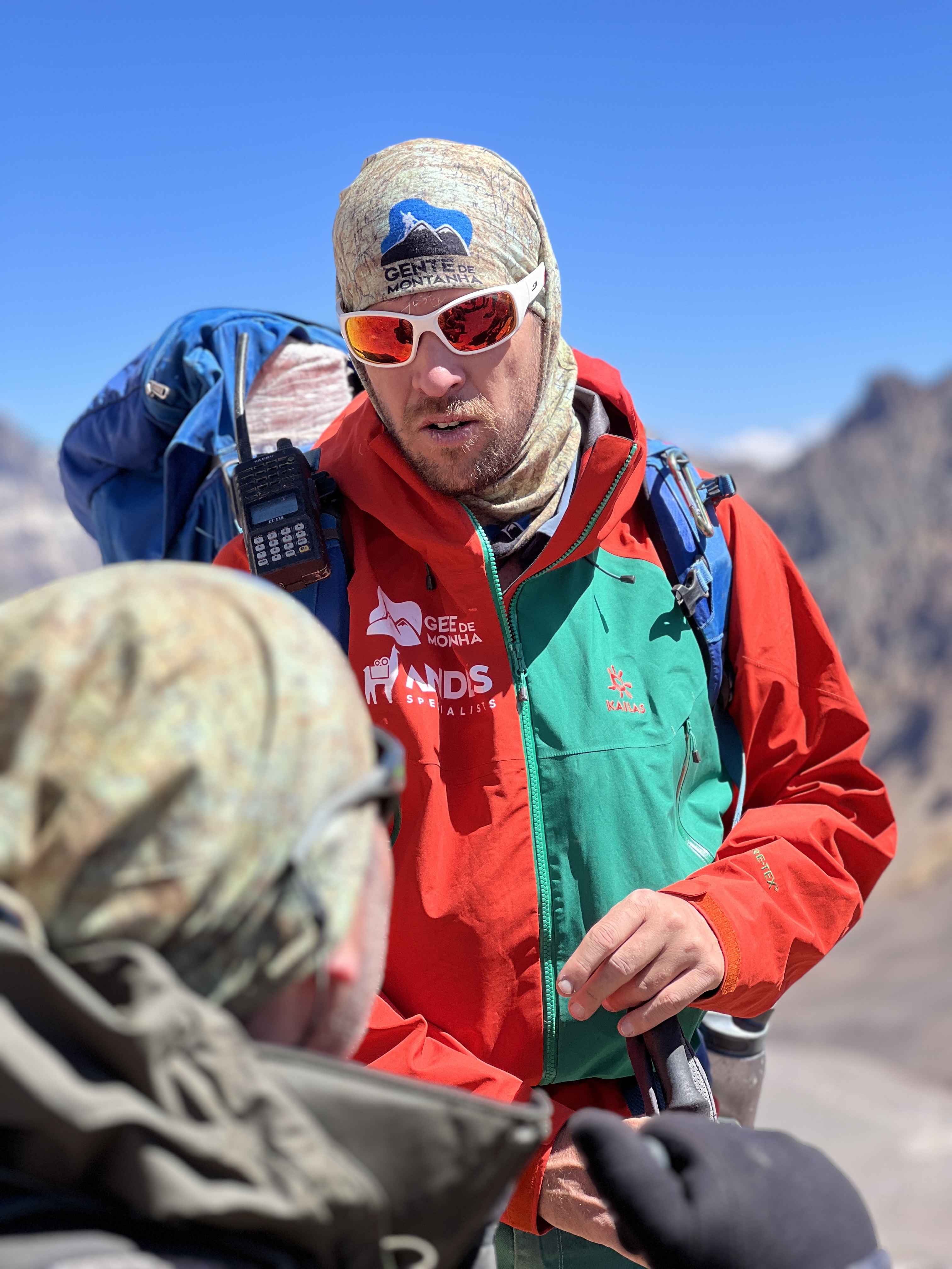 Maximo Kausch guiando uma expedição nos Andes
