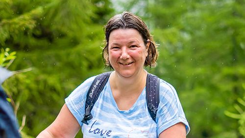 Lächelnde Frau beim Wandern