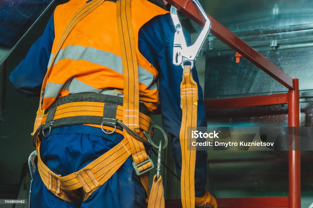 Mechanic checks car undercarriage in GMG-compliant noise-controlled workshop