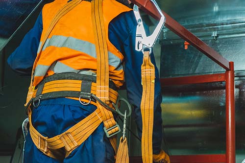 Mechanic checks car undercarriage in GMG-compliant noise-controlled workshop