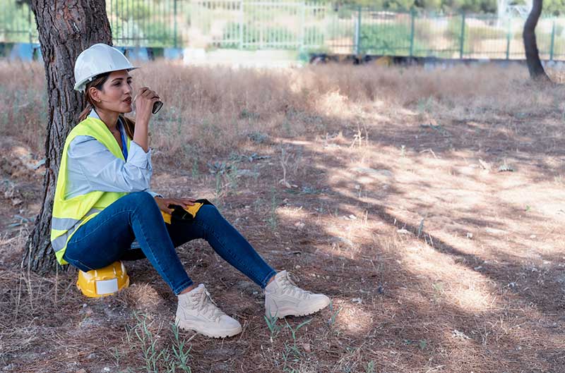Mechanic checks car undercarriage in GMG-compliant noise-controlled workshop