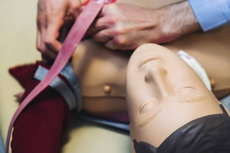 Mechanic checks car undercarriage in GMG-compliant noise-controlled workshop