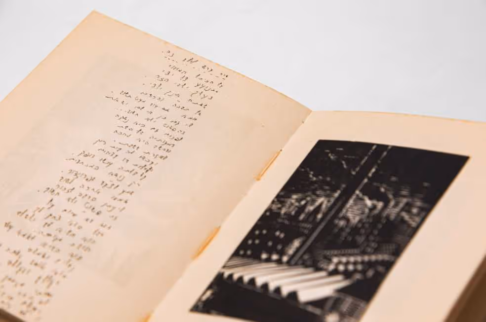 שירים בכתב ידה של לאה גולדברג בתוך Landschaften und Stimmungen ("נופים וקולות") מאת פרנץ מאזארל, 1929