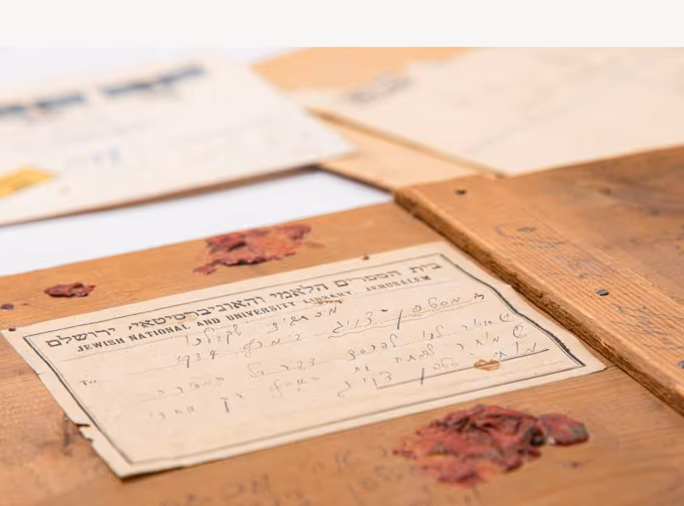 מכסה ארגז העץ שבו שלח שטפן צוויג את פריטי ארכיונו לירושלים, 1934 