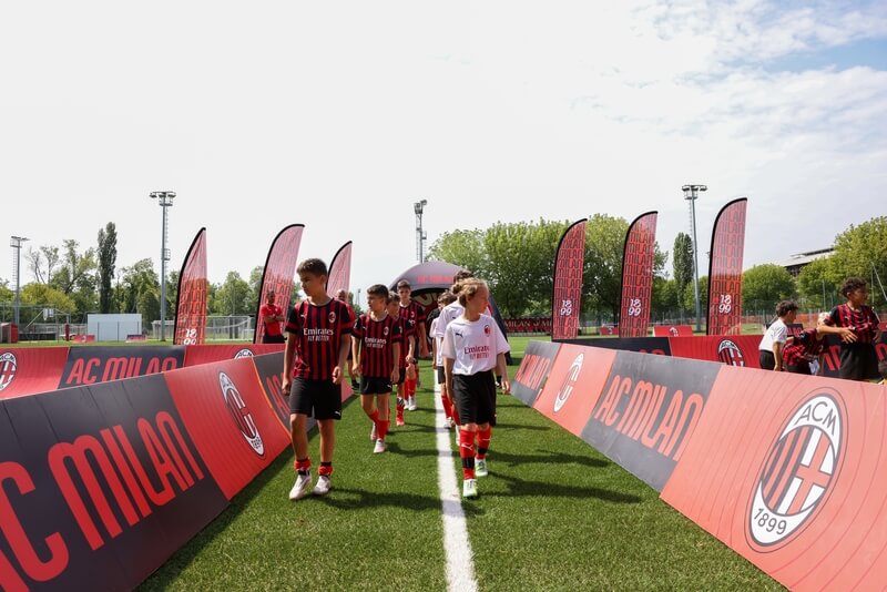 The AC Milan Academy Experience Elite offers this unique possibility to young athletes aged 12 to 17 through a structured program that combines high-level training with Italian cultural immersion.