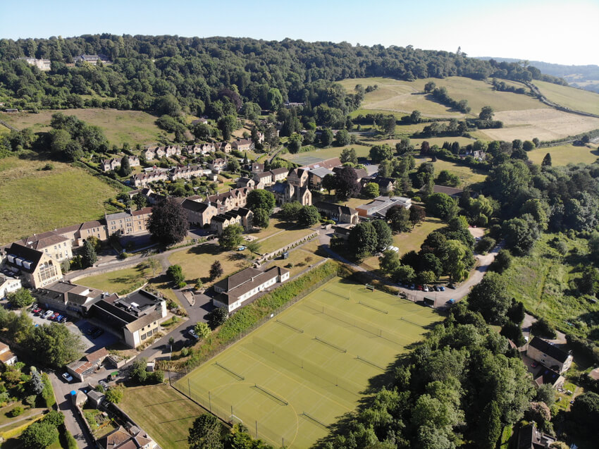 A escola combina tradição acadêmica centenária com valores cristãos sólidos, criando um ambiente único onde 215 dos seus 400 alunos vivem em regime de internato. 