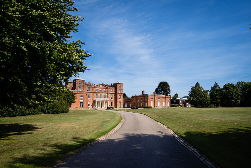 A Langley School em Norfolk combina tradição educacional britânica com inovação tecnológica de ponta. 